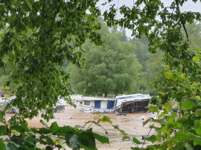 Der Campingplatz Waldcamping in Prüm versinkt in den Fluten. 