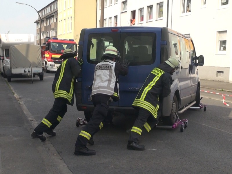 Alle Autos vor dem Gebäude wurden in Sicherheit gebracht.