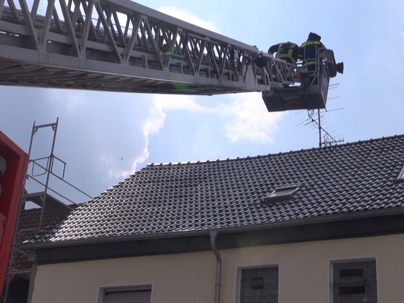 Nur über eine Drehleiter näherten sich Rettungskräfte dem Gebäude - alles andere wäre viel zu gefährlich.