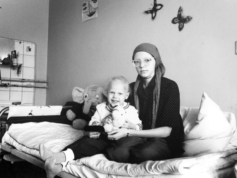Ein an Krebs erkranktes Mädchen in der zentralen Klinik für Onkologie und Radiologie Weißrusslands in Minsk im Jahr 1993: Seit 1990 wurden mehr als 6000 Fälle von Schilddrüsenkrebs in Weißrussland, Russland und der Ukraine gemeldet – eine weit höhere Zahl, als statistisch gesehen zu erwarten wäre. Weil sich Schilddrüsenkrebs sehr gut behandeln lässt, starb nur etwa ein Prozent der Betroffenen an den Folgen der Krankheit.