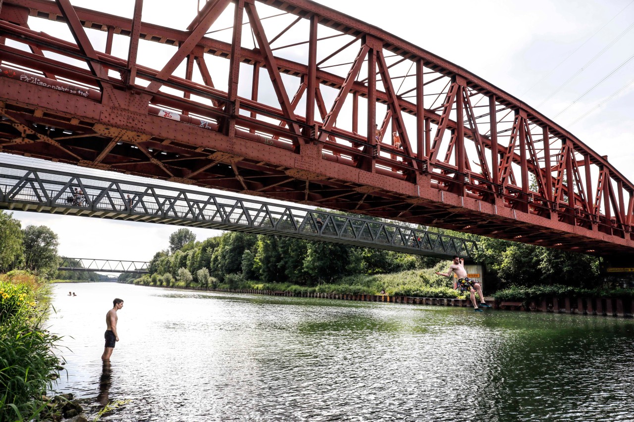 Schwimmer haben auf den Rhein-Herne-Kanal bei Essen für eine brenzlige Situation gesorgt. (Symbolbild)