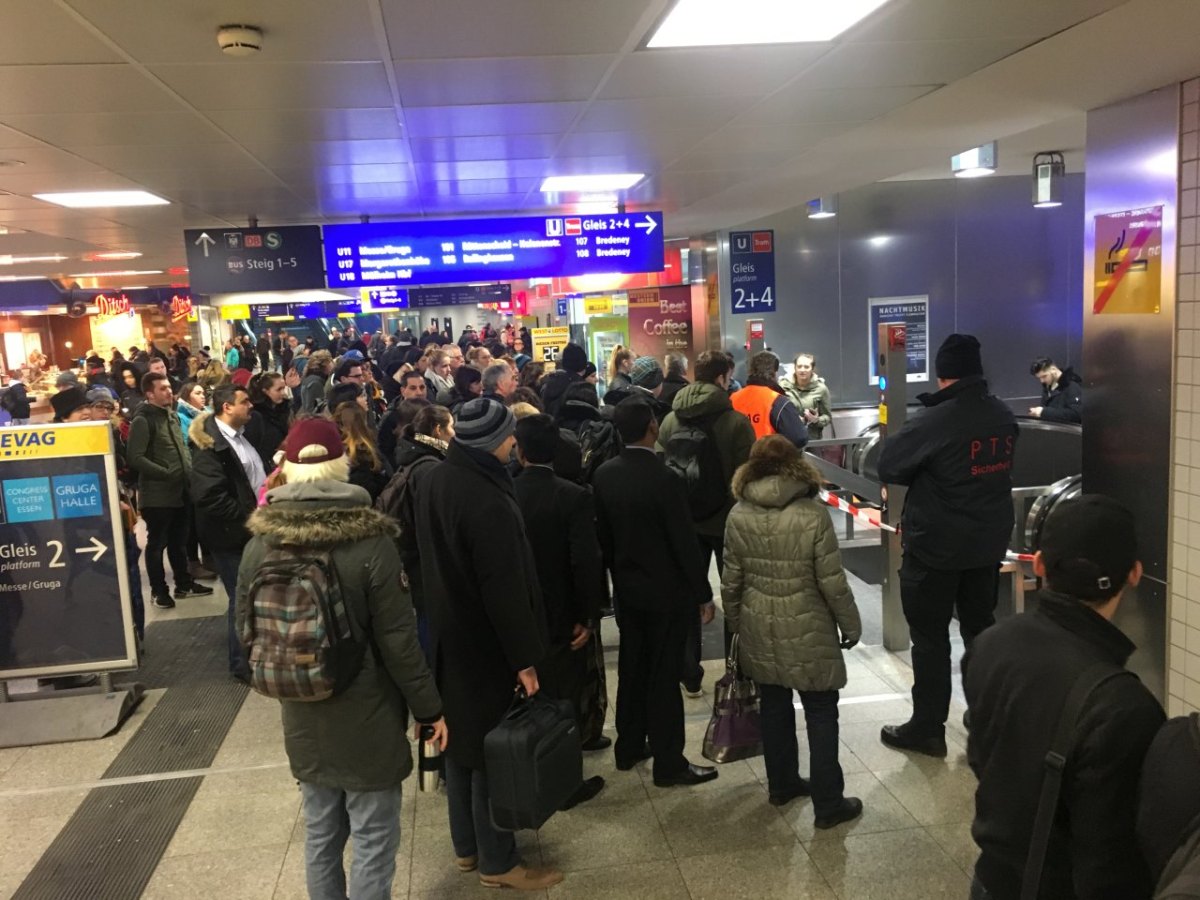 essen-hbf-u-bahn-absperrung-treppe.JPG