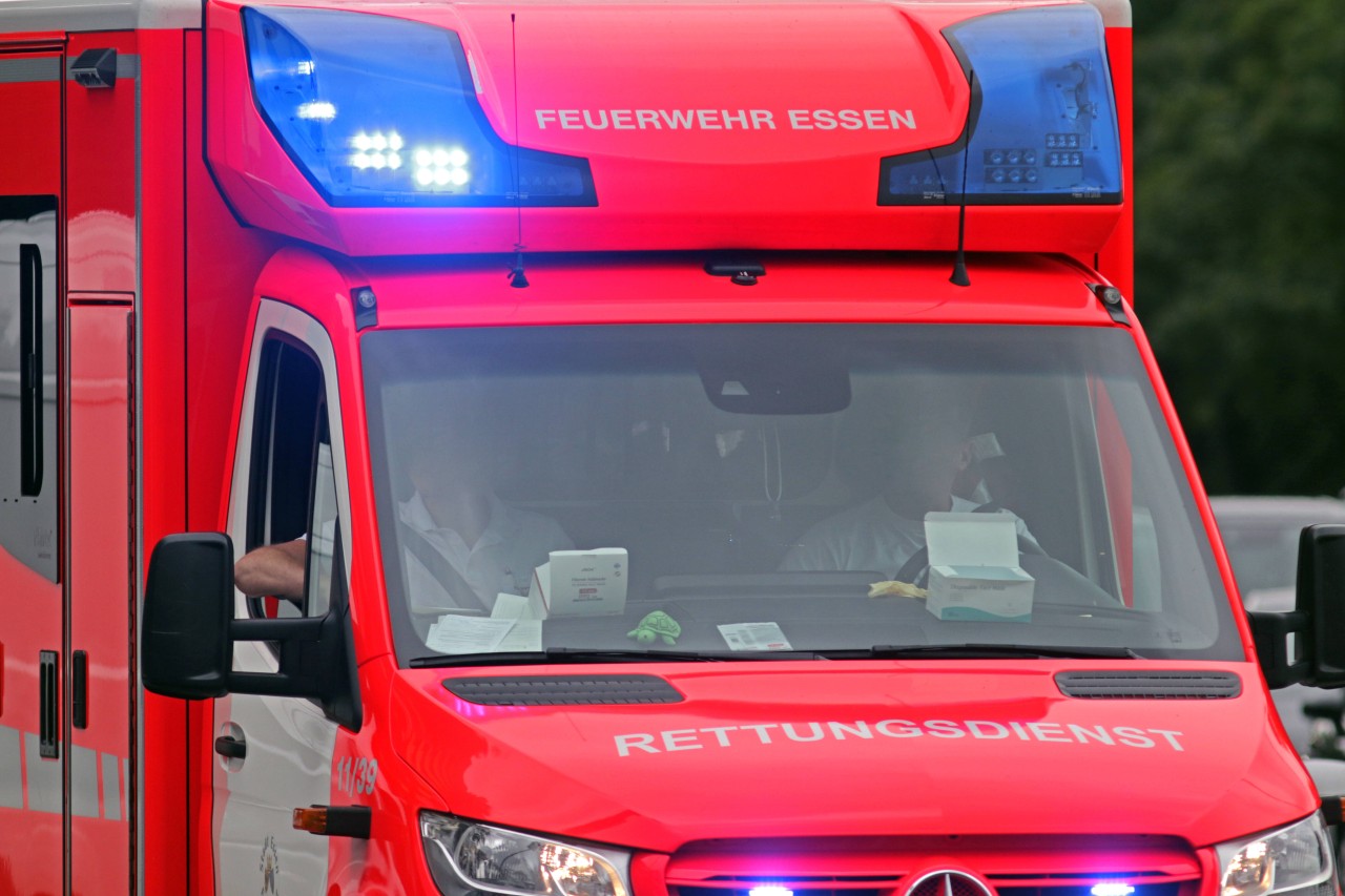 Essen: Rettungskräfte brachten den schwer verletzten Mann in ein Krankenhaus. (Symbolbild)