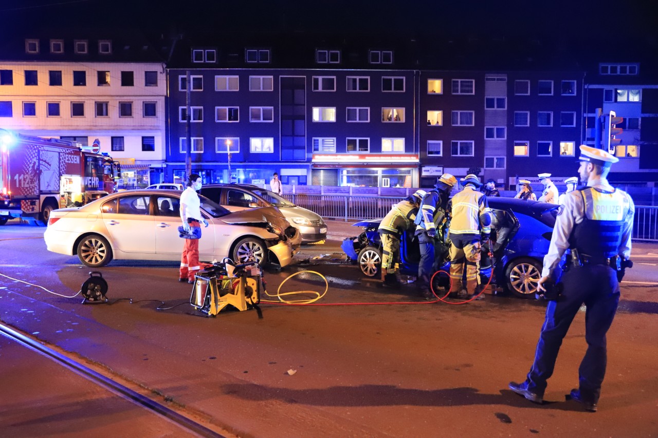 Ganze drei PKW sind in Essen-Steele ineinander gefahren. Eine Frau musste aus ihrem Auto geborgen werden.