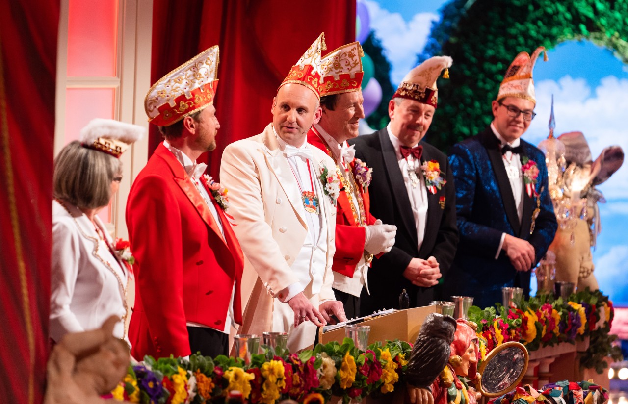 Christoph Maul (m.) bei der Aufzeichnung der Sendung „Fastnacht in Franken 2022“ als frisch gekrönter Sitzungspräsident.