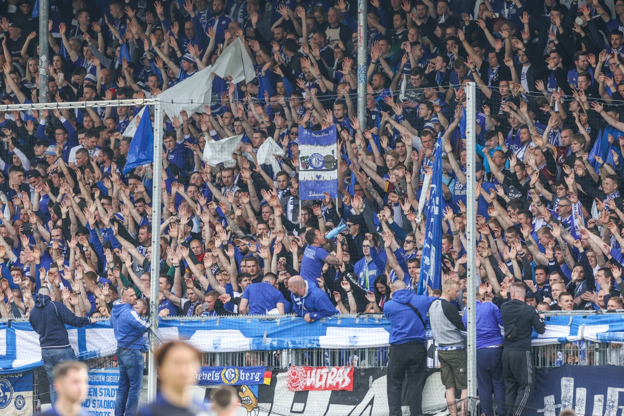 Ein Fan des FC Schalke 04 bedankt sich bei einem Zweitligaklub für die Schützenhilfe und schenkt eine Ladung Bier. 