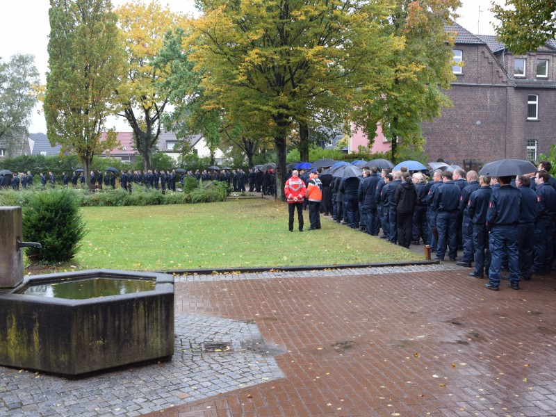 Die Feuerwehrmänner wollten ihrem Kollegen die letzte Ehre erweisen.