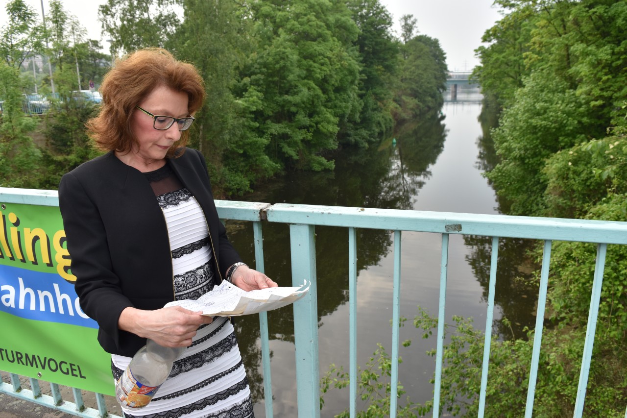 Hinter der Schleuse Mülheim fand Sandra D. die Flaschenpost in der Ruhr.