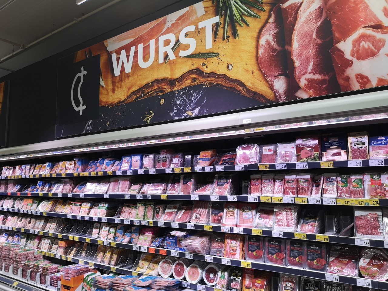 In den Fleisch-Regalen von Rewe, Aldi, Lidl und Co könnten die Preise bald steigen.