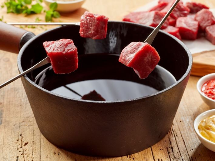 Fondue ist bei vielen Menschen in Deutschland sehr beliebt. Doch leider bringt das Gericht einige Gefahren mit sich.