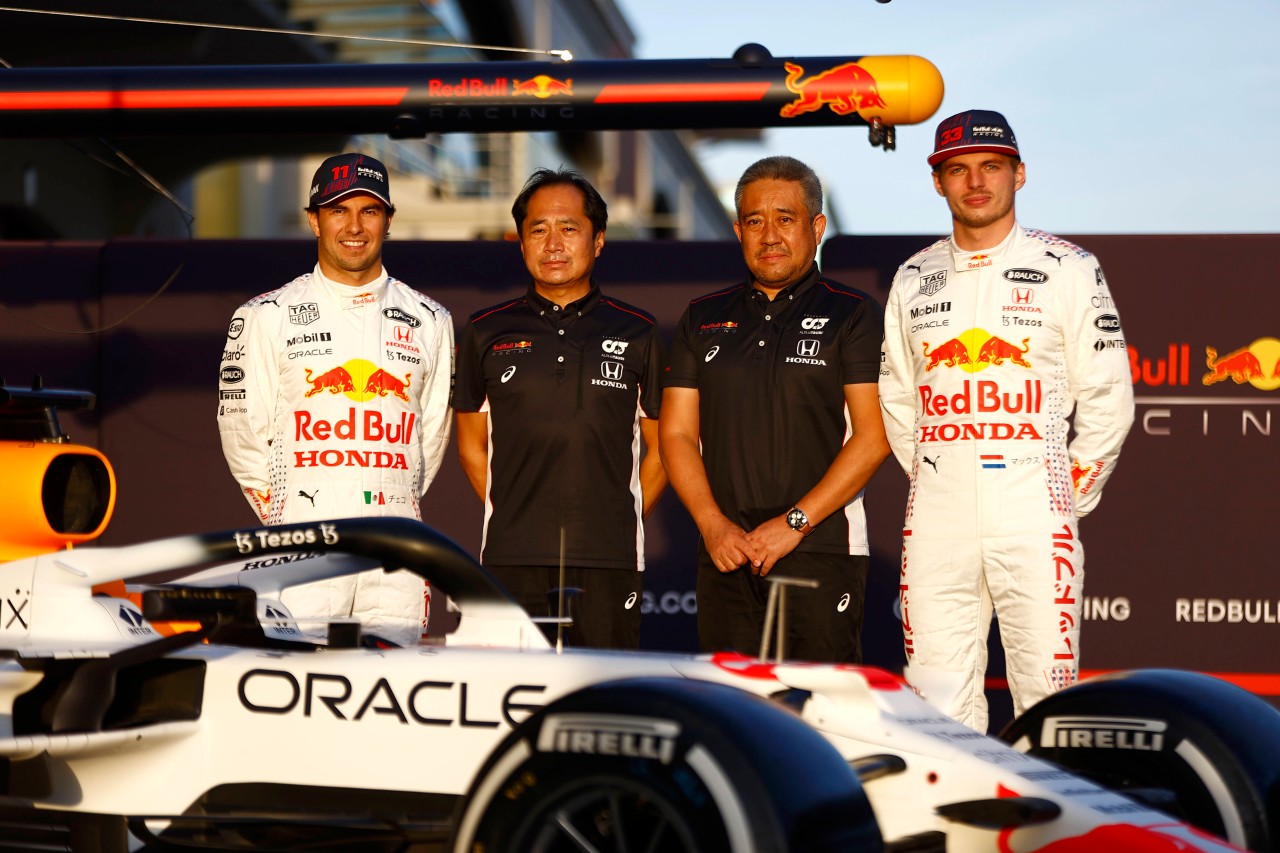 Red Bulls Motorenpartner Honda muss sich vorerst aus der Formel 1 verabschieden. Doch CEO Masashi Yamamoto (l.) hofft nicht für sehr lange.