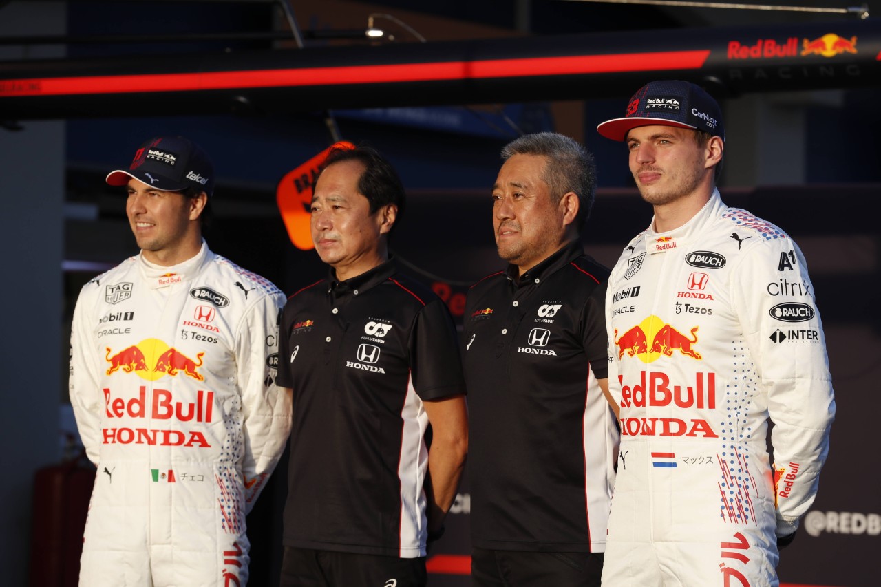 In der Formel 1 verlässt Honda Red Bull und zieht sich aus der Königsklasse zurück. CEO Masashi Yamamoto (neben Verstappen) ist enttäuscht.