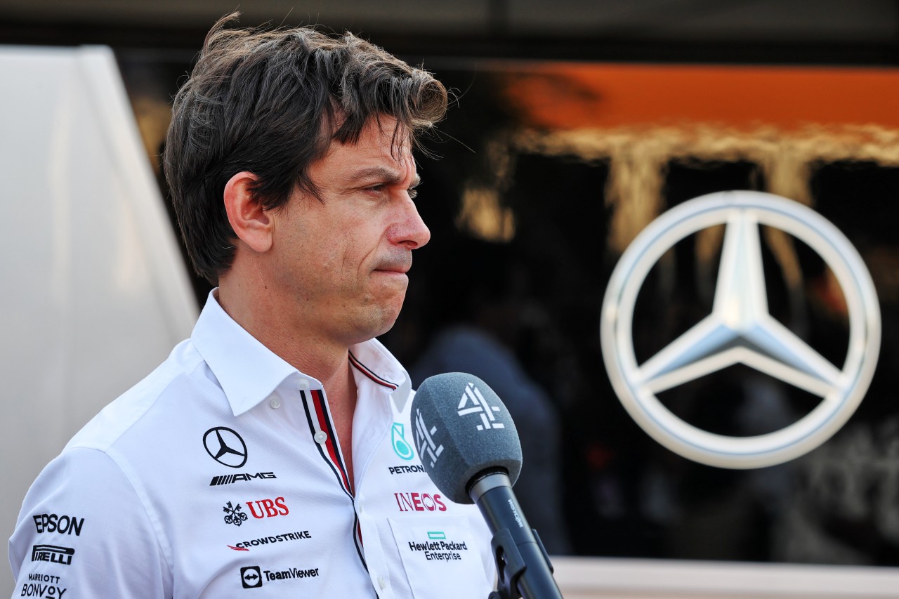 In der Formel 1 gesteht Mercedes-Boss Toto Wolff eine schwerwiegende Fehleinschätzung.