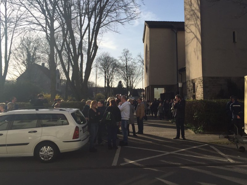 Viele Trauernde haben sich vor und in der Herner Kirche eingefunden.