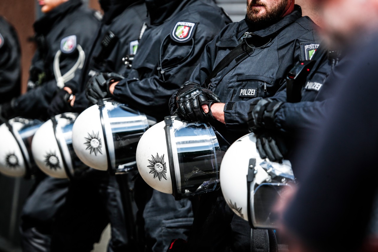 Gelsenkirchen: Die Demonstranten trafen wenige Hundert Meter vor der Synagoge auf starke Polizeikräfte. (Symbolbild)