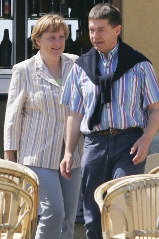 Merkel lernte ihren Mann an der Akademie der Wissenschaften der DDR in Berlin kennen. Sie heirateten 1998. Der Quantenchemiker brachte zwei Söhne aus erster Ehe mit in die Partnerschaft. Das Paar hat keine gemeinsamen Kinder.