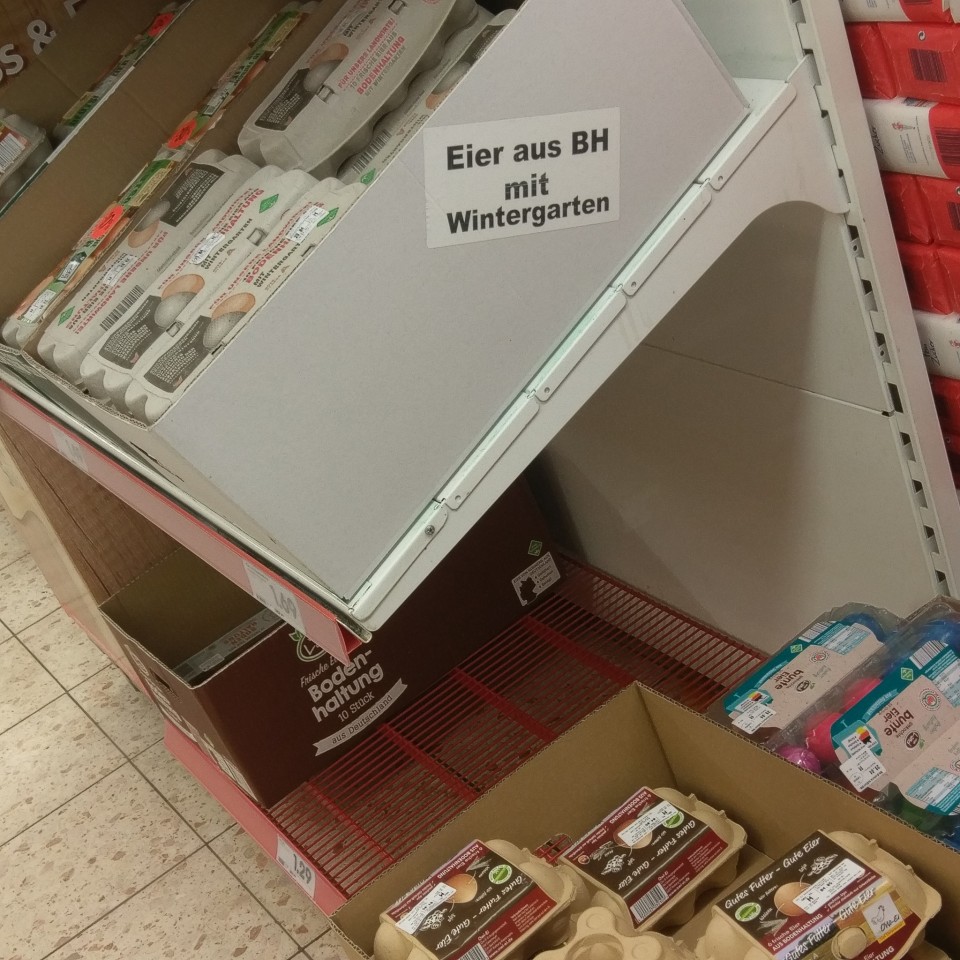 Der Hinweis am Eierregal irritierte die Netto-Kundin. 