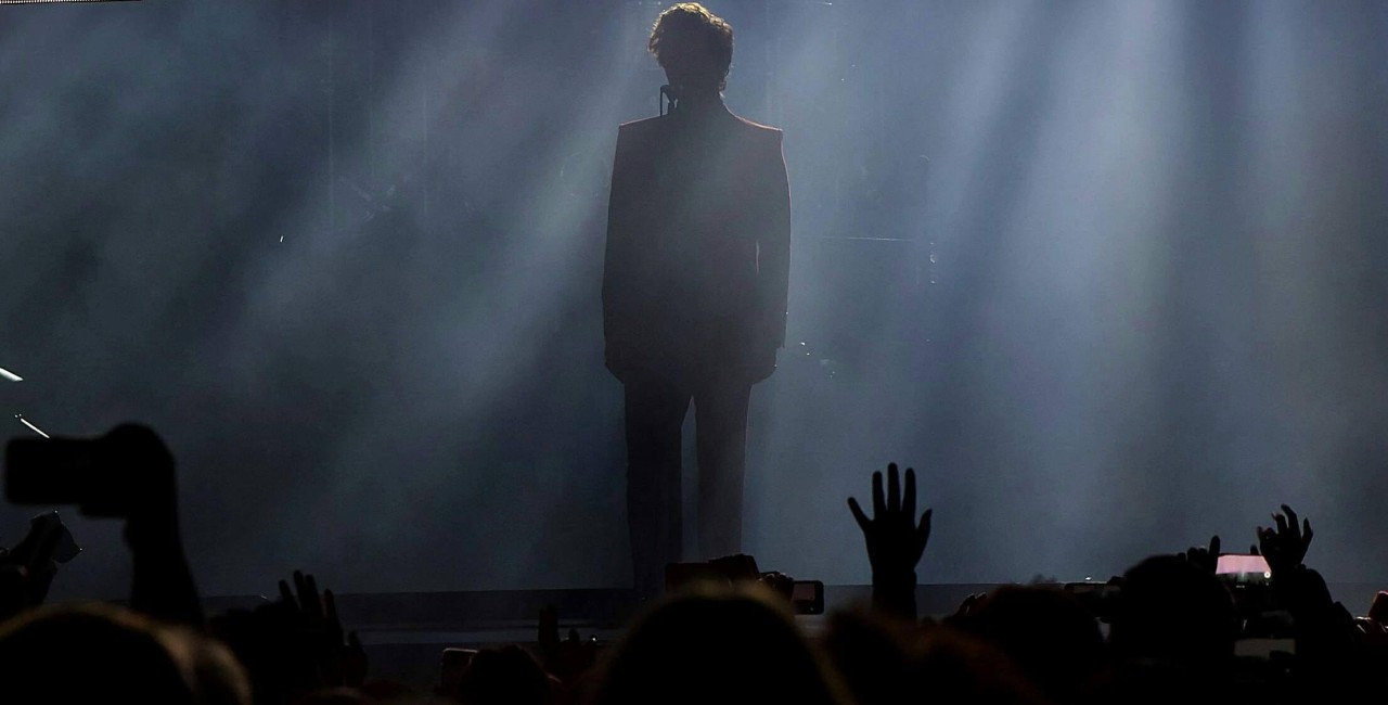 In Nebel verhüllt betritt Harry Styles die Bühne in Oberhausen.