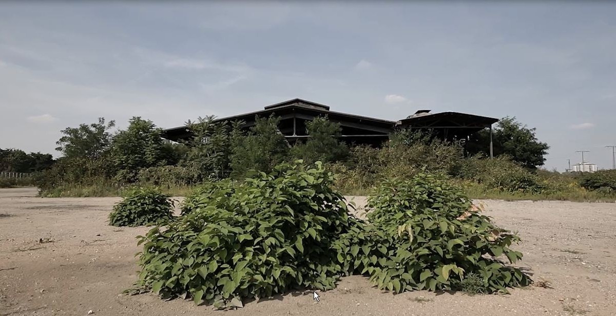 So sieht der alte Güterbahnhof momentan aus., Die Bar hängt an einem Container-Kran., Die Gebäude sollen sich in die Geschichte der Region einfügen., Das alte Gebäude soll erhalten bleiben.