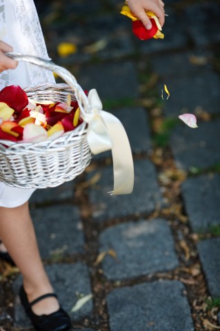 Bei der Hochzeit durfte die Nicht doch keine Blumen verteilen. (Symbolbild)