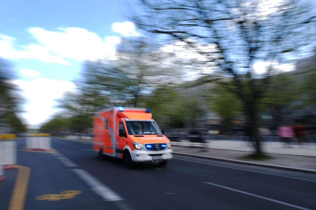 Rettungskräfte versuchten, den Mann zu reanimieren. Doch der Vater des Bräutigams starb. (Symbolbild)