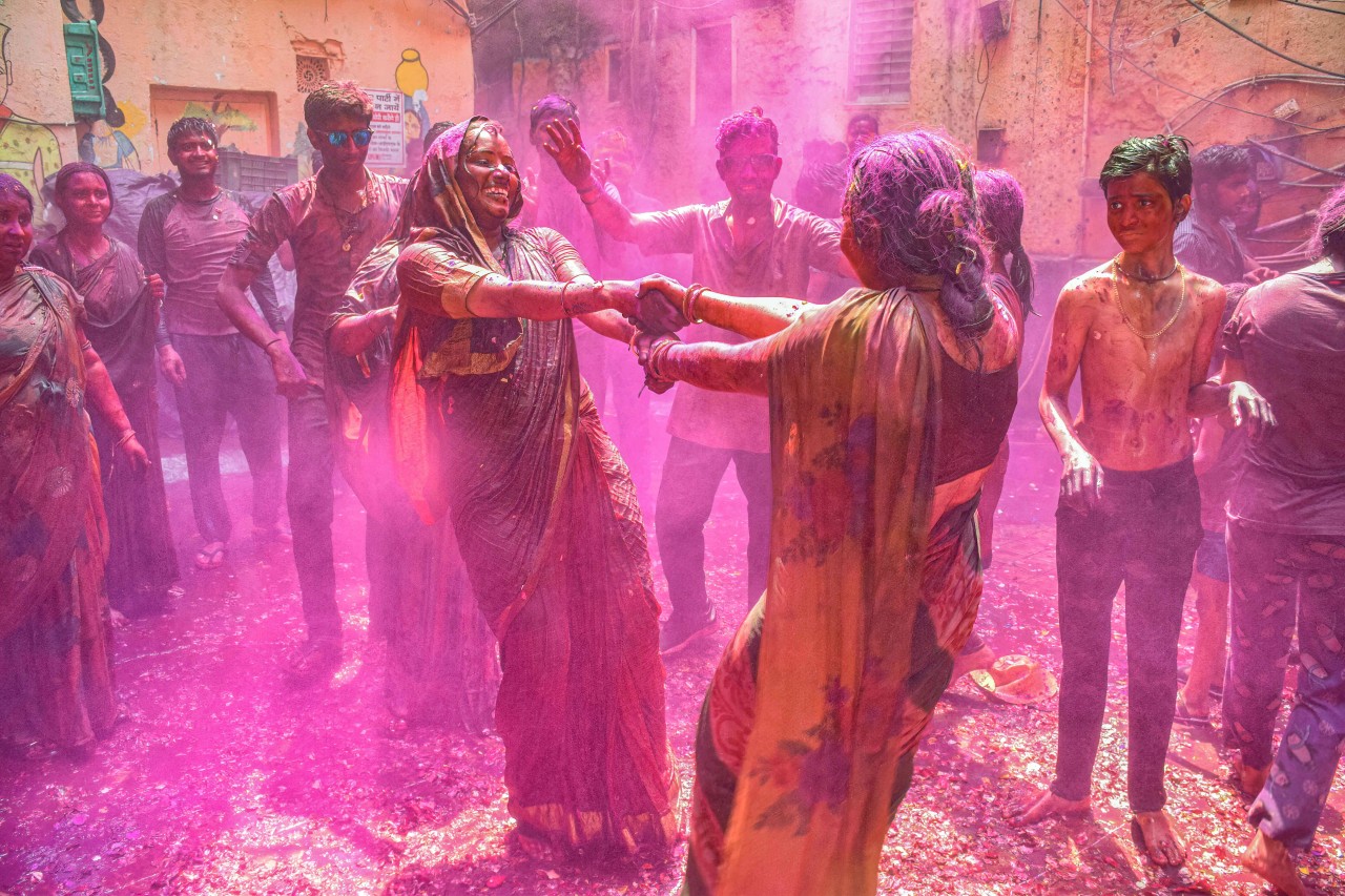 Beim Holi Festival wird's bunt.