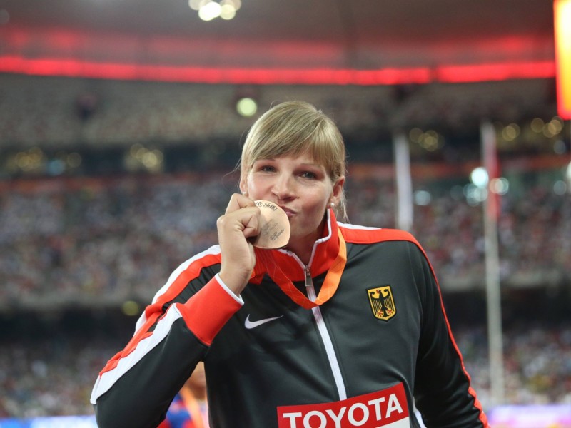 Bei der Leichtathletik-WM in Peking liefern die Sportler starke Leistungen und Emotionen. Für Deutschland holten unter anderem Kugelstoßerin Christina Schwanitz, ihr Kollege David Storl und Stabhochspringer Raphael Holzdeppe Medaillen. Alles überragender Star war 100-Meter-Weltmeister Usain Bolt.