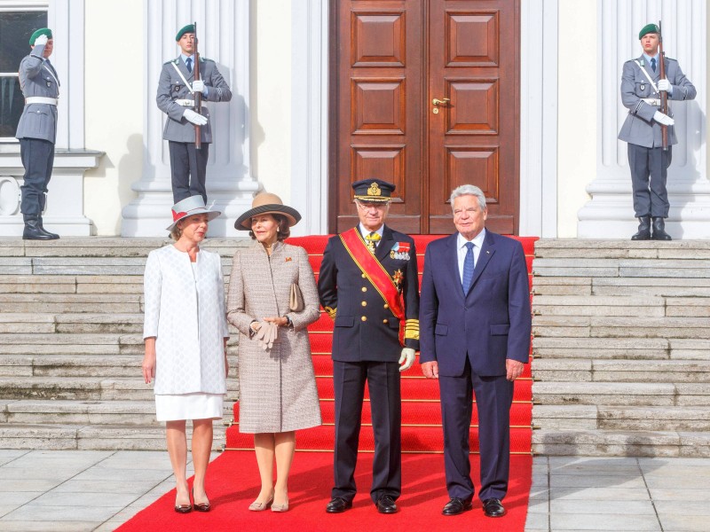 Empfang mit rotem Teppich: Fürs Fotoalbum posierten Gastgeber und Gäste – First Lebensgefährtin Daniela Schadt, Königin Silvia, Carl Gustaf von Schweden und Bundespräsident Gauck (v.l.). 