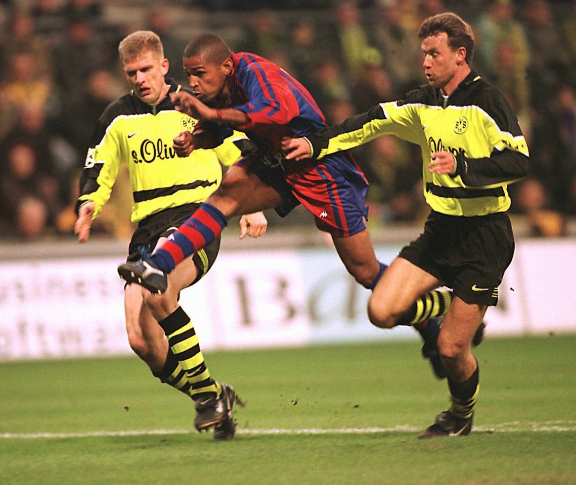 Martin Kree (l.) gegen Anderson da Silva (m.) beim letzten Duell von BVB und Barca.