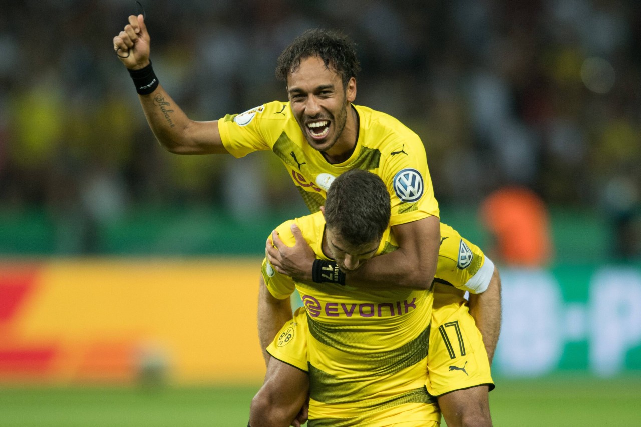 Pierre Emerick Aubameyang und Sokratis bejubeln den Pokalsieg 2017. Auf dem linken Ärmel zu erkennen: Das Logo von DFB-Pokal-Sponsor Volkswagen. 