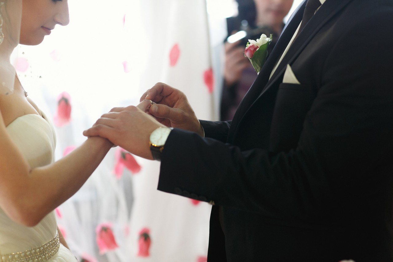 Eine Braut hatte einen ganz besonderen Menschen als Priester für ihre Hochzeit im Kopf. (Symbolbild)