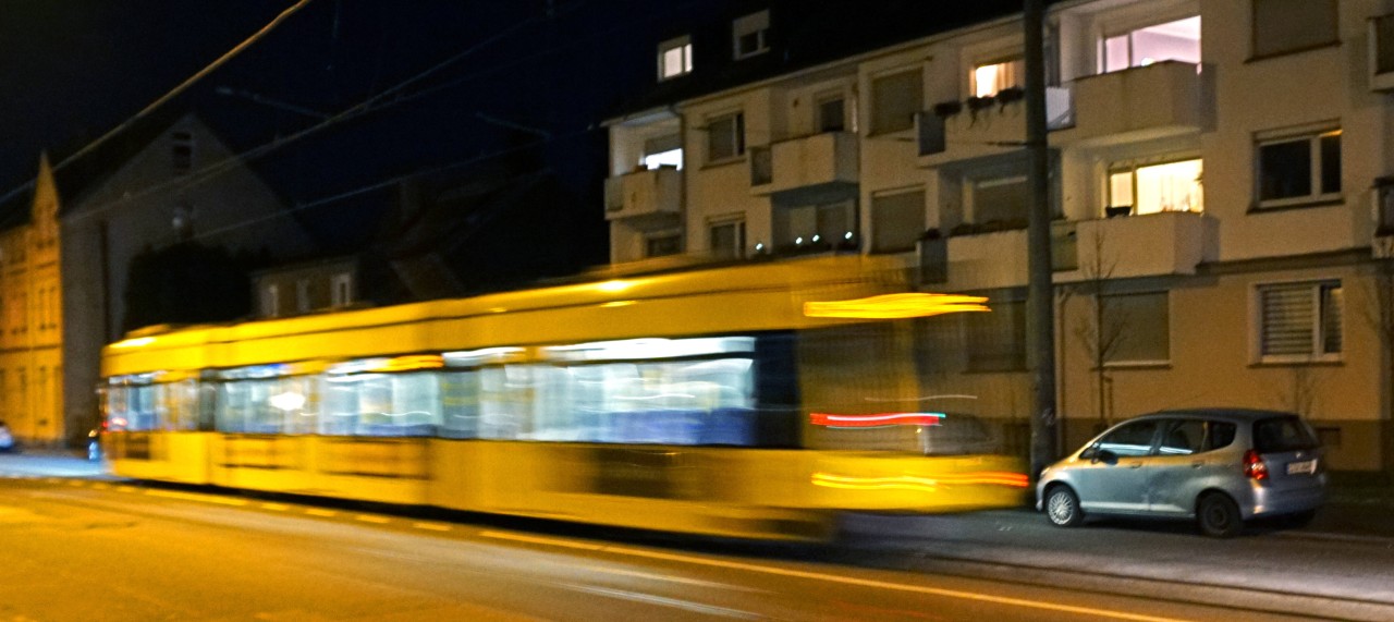 Ein Straßenbahnfahrer entdecke den Schwestverletzten. 