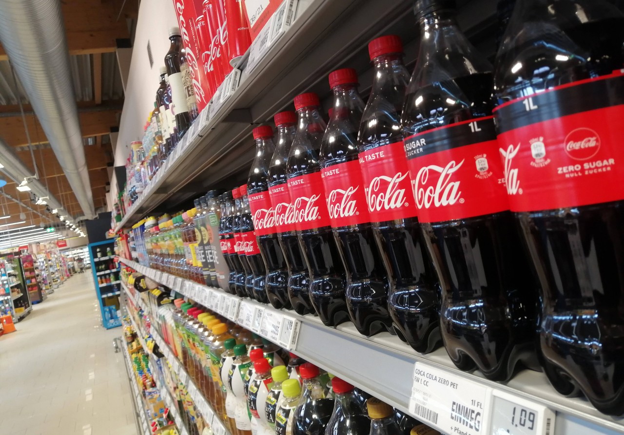 An Gründonnerstag und Karsamstag können Kunden bei Rewe wie gewohnt einkaufen.