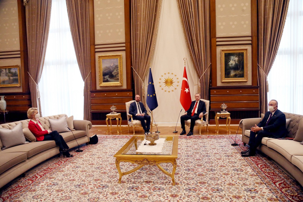 Ursula von der Leyen musste in der Türkei auf dem Sofa Platz nehmen.