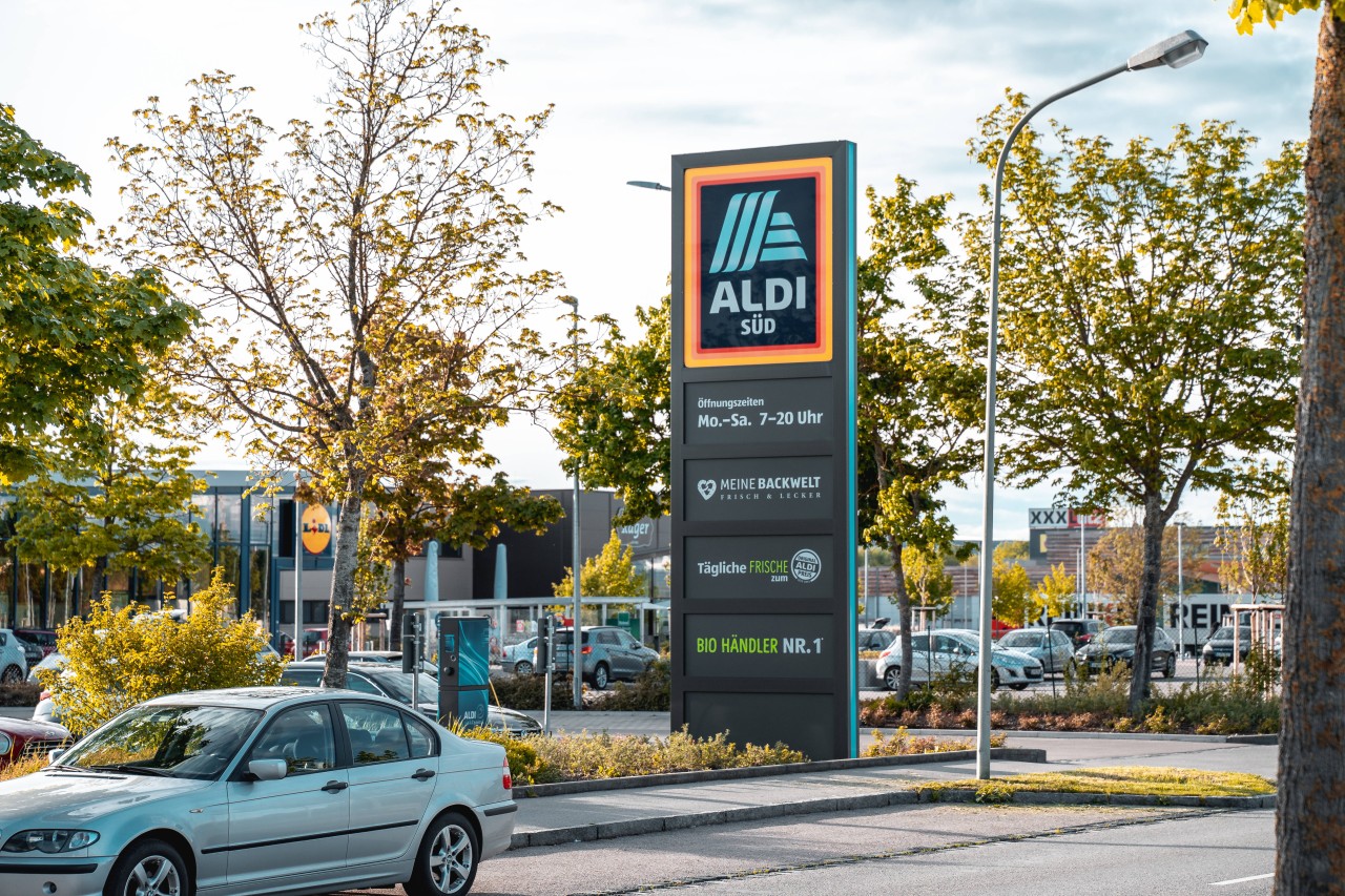 Bei Aldi in NRW haben Fluthelfer Knöllchen bekommen. Die Aktion sorgt für Unverständnis. (Symbolbild)