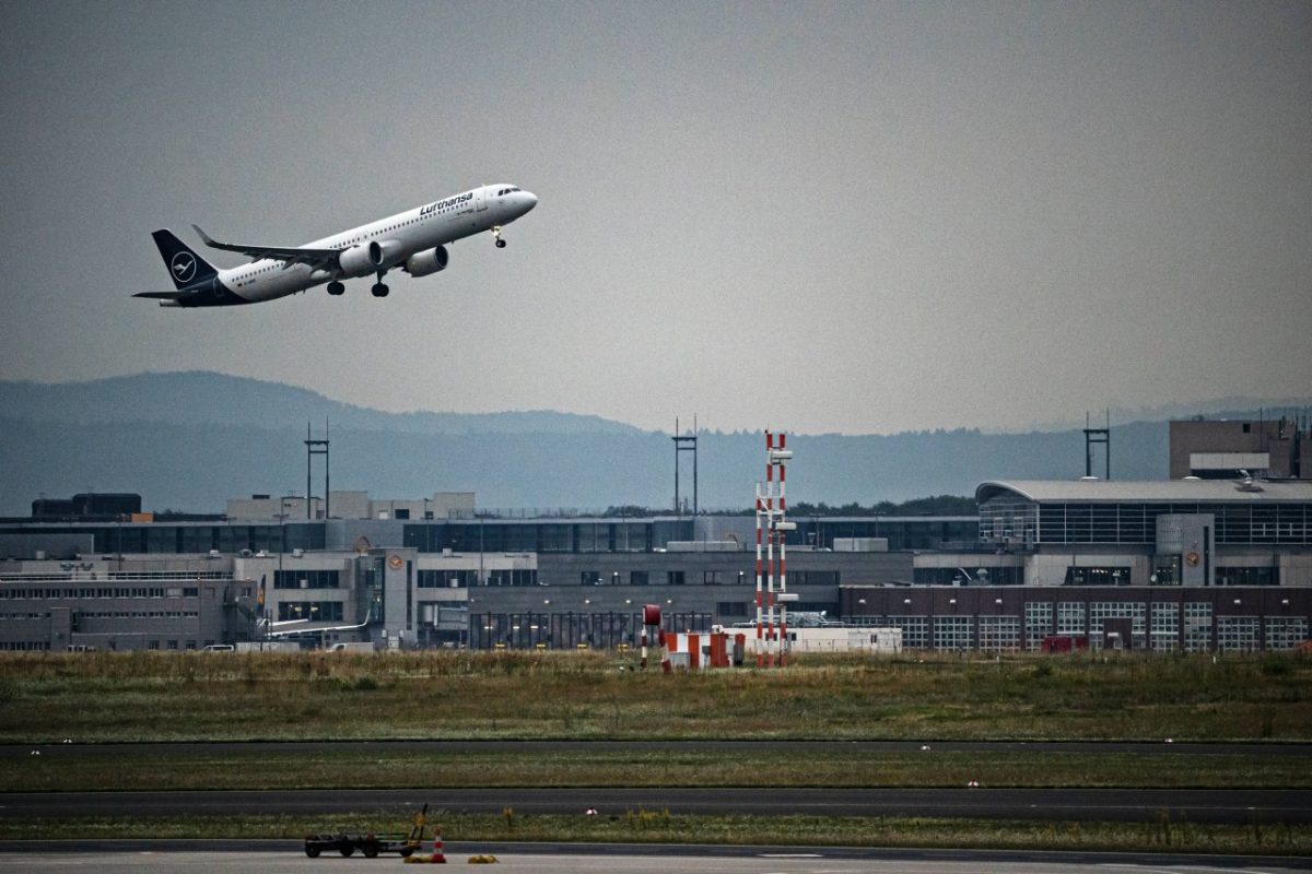 Ein Flugzeug beim Start von der Startbahn.