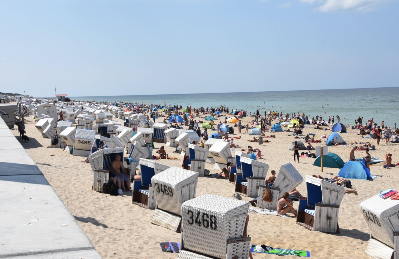 Urlaub an der Nordsee: Wenn die Badegäste abends den Strand auf Sylt verlassen, hinterlassen viele ein Schlachtfeld an Müll. (Symbolbild)