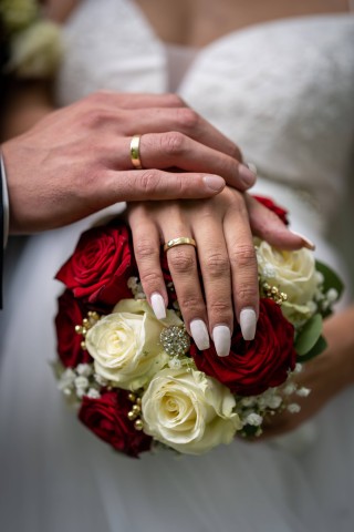 Hochzeit ganz in Weiß? Doch eigentlich trägt doch nur die Braut ein weißes Kleid. (Symbolbild)