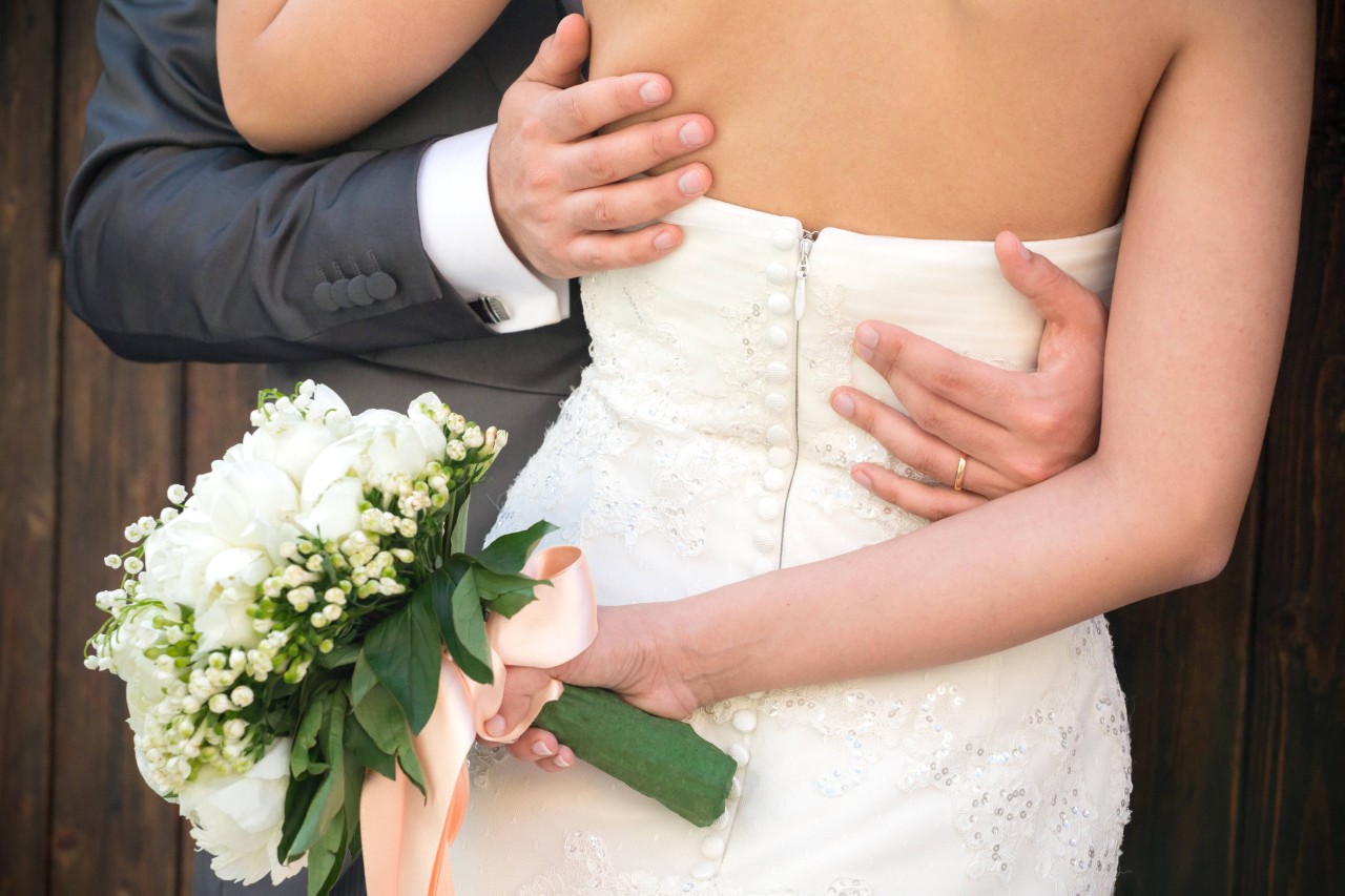 Hochzeit: Brautpaar pfeift auf alte Tradition und überrascht in neuem Look. 