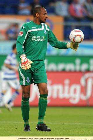 David Yelldell stand vergangene Saison in allen 34 Zweitligapartien beim MSV Duisburg im Tor. Nachdem die Zebras Florian Fromlowitz verpflichtet hatten,  klopfte ein Champions-League-Teilnehmer bei Yelldell an. Der 29-Jährige entschied sich für einen Wechsel zu ...