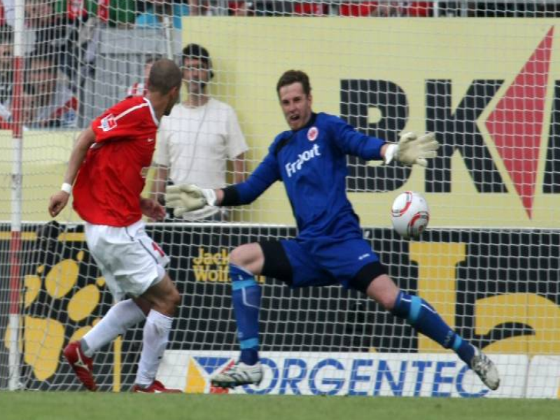 ...die Königsblauen, wechselte dann jedoch zu Eintracht Frankfurt. Wegen des Abstiegs der Hessen kommt der Torwart ablösefrei nach Gelsenkirchen. Ob Rangnick auf ihn als Nummer eins setzt erscheint fraglich, was die Gedankenspiele um eine Verpflichtung von Jens Lehmann belegen.