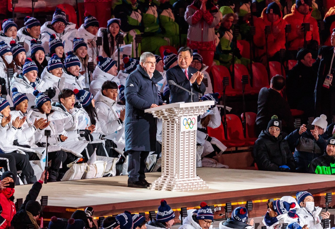 Noch steht IOC-Präsident Thomas Bach am Mikrofon. Daneben der südkoranische OK-Chef Lee Hee Beom.