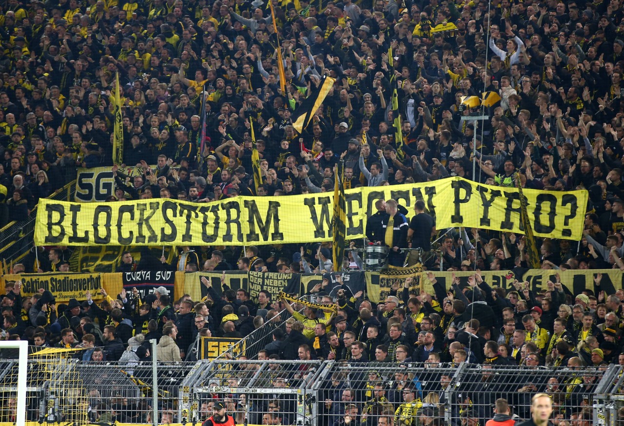 Die BVB-Ultras schießen gegen die Polizei.