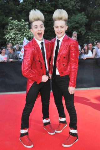 Als Jedward vertraten die Zwillinge John (l.) und Edward Grimes mit Glitzerklamotten, blonder Sturmfrisur und wildem Gehüpfe Irland beim Eurovision Song Contest in Düsseldorf und Baku.