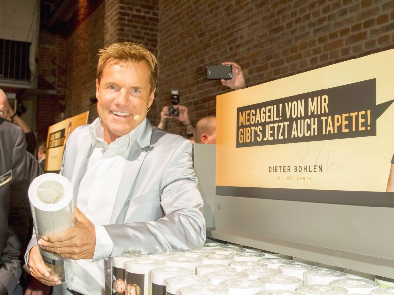 Doch Bohlen setzt nicht nur auf mit Wörtern bedrucktes Papier. So wird etwa eine Tapeten-Kollektion von Dieter Bohlen angeboten.