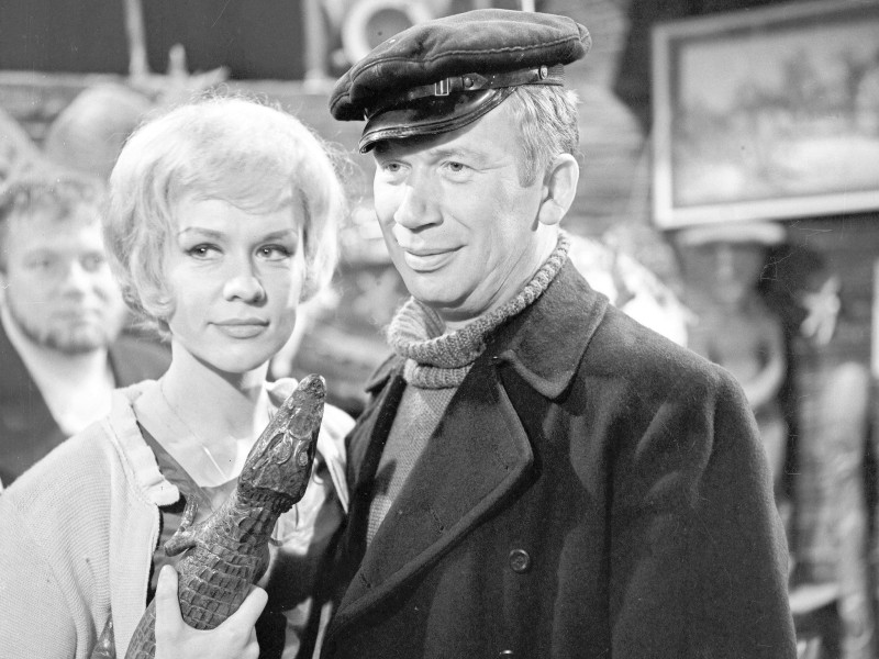 Sie avancierte im Verlaufe der 50er und 60er Jahre zu einer der bekanntesten deutschen Schauspielerinnen, unter anderem ihre „rauchige“ Stimme hinterließ bleibenden Eindruck. Häufig wurde sie als Bardame, Prostituierte oder untreue Hausfrau besetzt. Sie spielte mit etlichen bekannten Schauspielern, von Heinz Rühmann bis Kirk Douglas. Hier ist sie mit Heinz Reincke in dem Film „Die Flasche“ aus dem Jahr 1965 zu sehen.