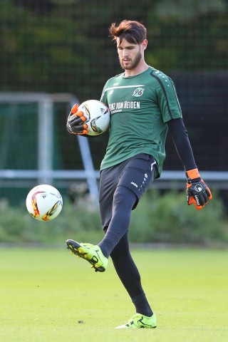 Eine dreitägige Traumhochzeit mit anschließenden Flitterwochen auf den Malediven hat Hannover-96-Torwart Samuel Radlinger hinter sich. 