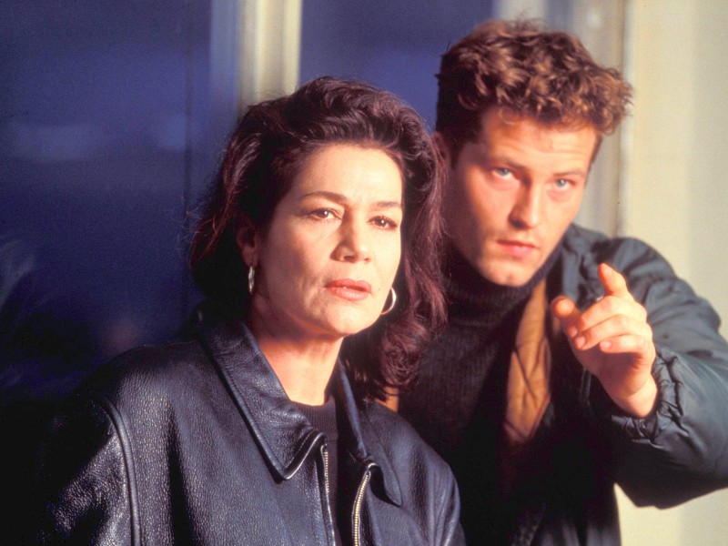 Was heute kaum noch jemand weiß: In der ARD- Erfolgsserie „Die Kommissarin“ mimte Schweiger in den 90er-Jahren 26 Folgen lang Kriminalhauptkommissar Nick Siegel an der Seite von Hannelore Elsner alias Hauptkommissarin Lea Sommer.