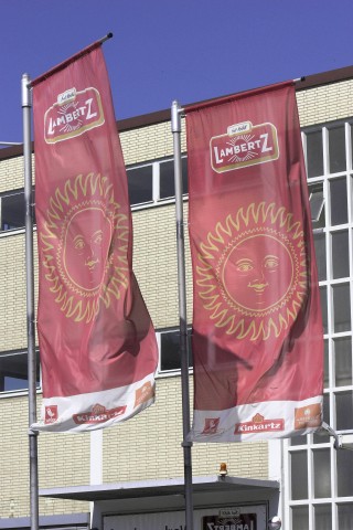 Die Firma Lambertz in Aachen produziert so ziemlich alles, was mit Lebkuchen und Spekulatius zu tun hat – so auch Lebkuchen-Herzen. Diese gibt es auch bei Lidl (Favorina Lebkuchen) und Aldi (Reichsgraf Lebkuchen).