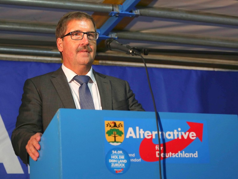 Martin Hebner hatte vor seiner überraschenden Nominierung als Spitzenkandidat der bayerischen AfD selbst in der eigenen Partei niemand auf dem Zettel. Der Diplom-Informatiker gilt als großer Euro-Kritiker, bei Themen wie Asyl oder Flüchtlingspolitik präsentierte er sich bislang eher gemäßigt.